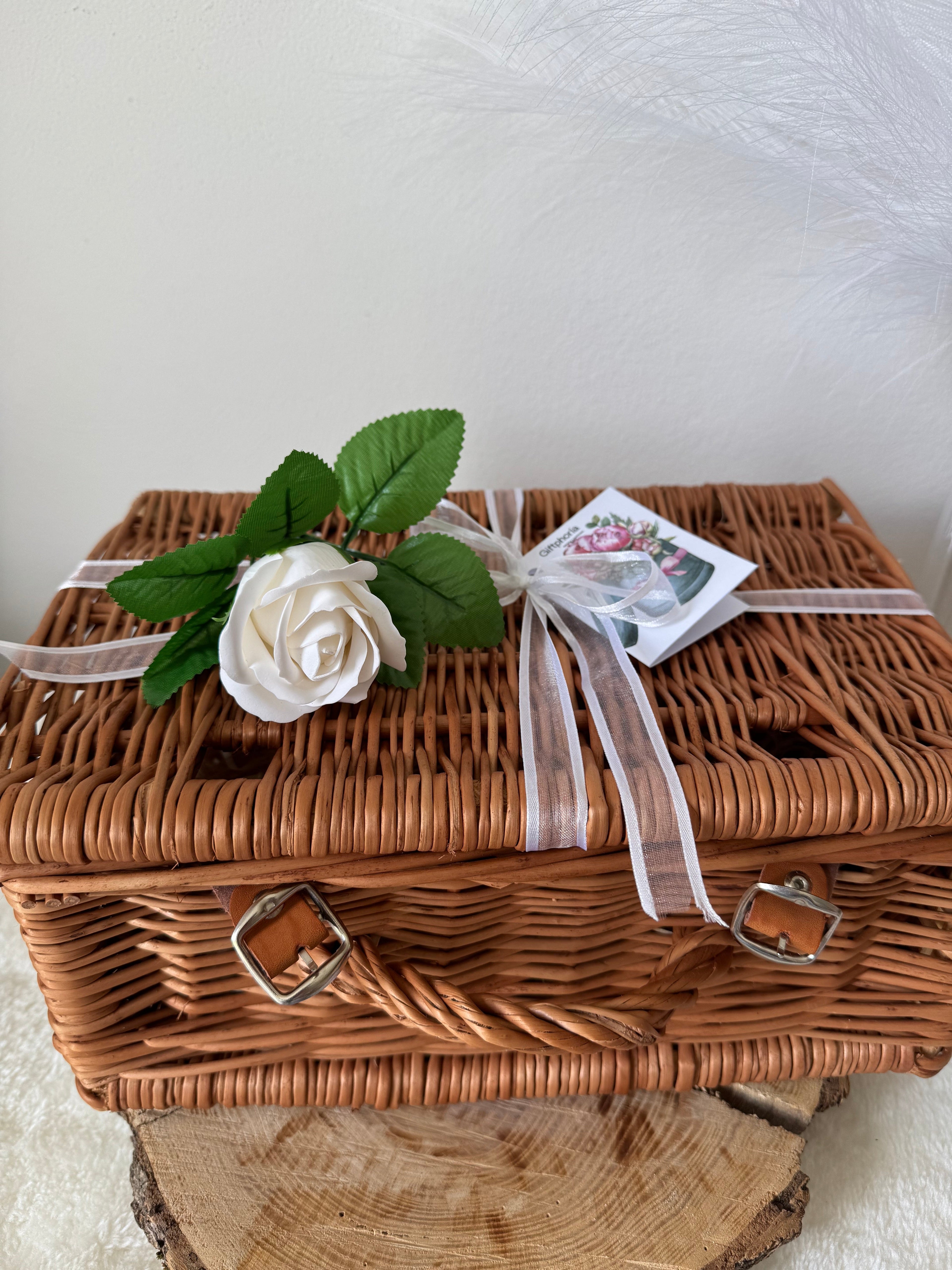 Elegantní ručně pletený dárkový koš – Svatební dar